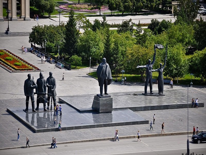 Площадь ленина новосибирск. Памятник на площади Ленина Новосибирск. Новосибирск площадь революции. Площадь Ленина Новосибирск набережная. Композиция площади.